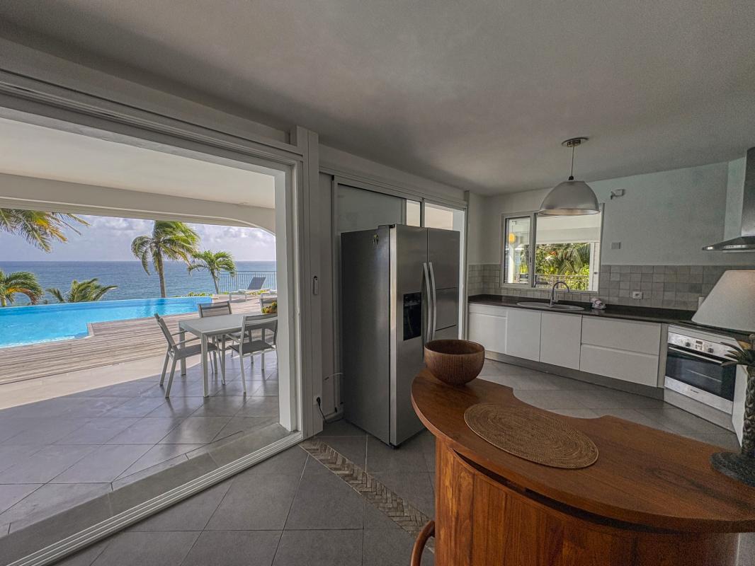 20.Location villa piscine Sainte Anne Guadeloupe_Cuisine vue Mer